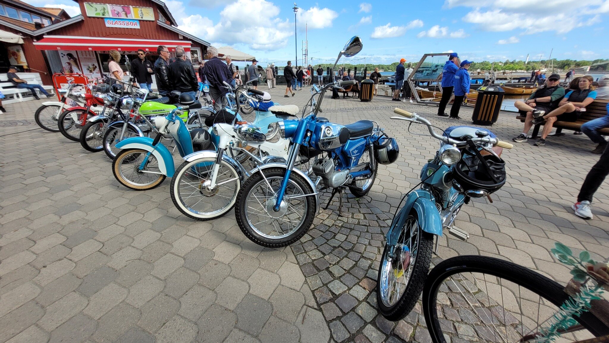 Det är inte bara bilar som kommer till Frukostklubben Västervik – tvåhjulingar är mer än välkomna!