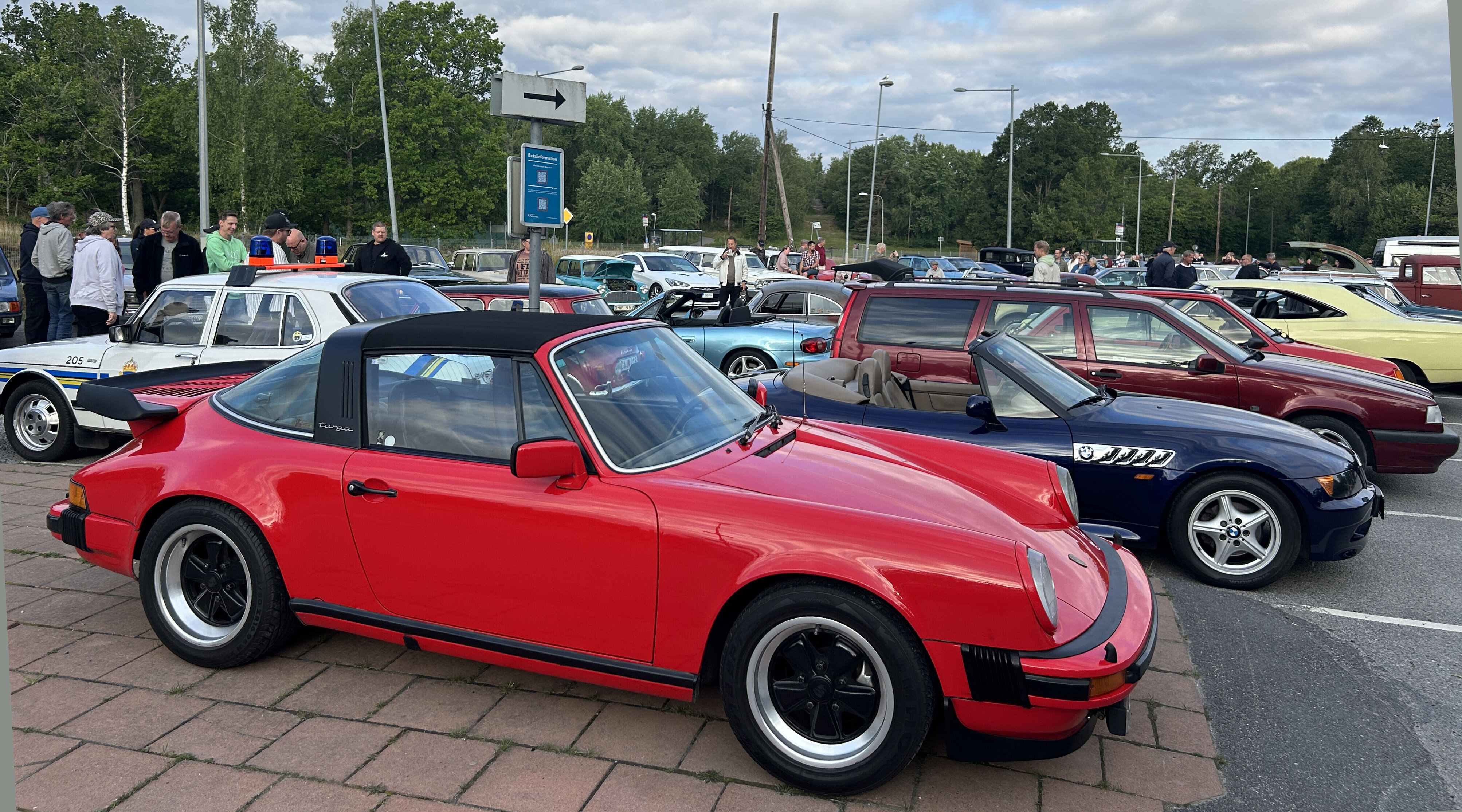 Kreativt parkerad Porsche 911, uppenbarligen under överseende av polismakten.